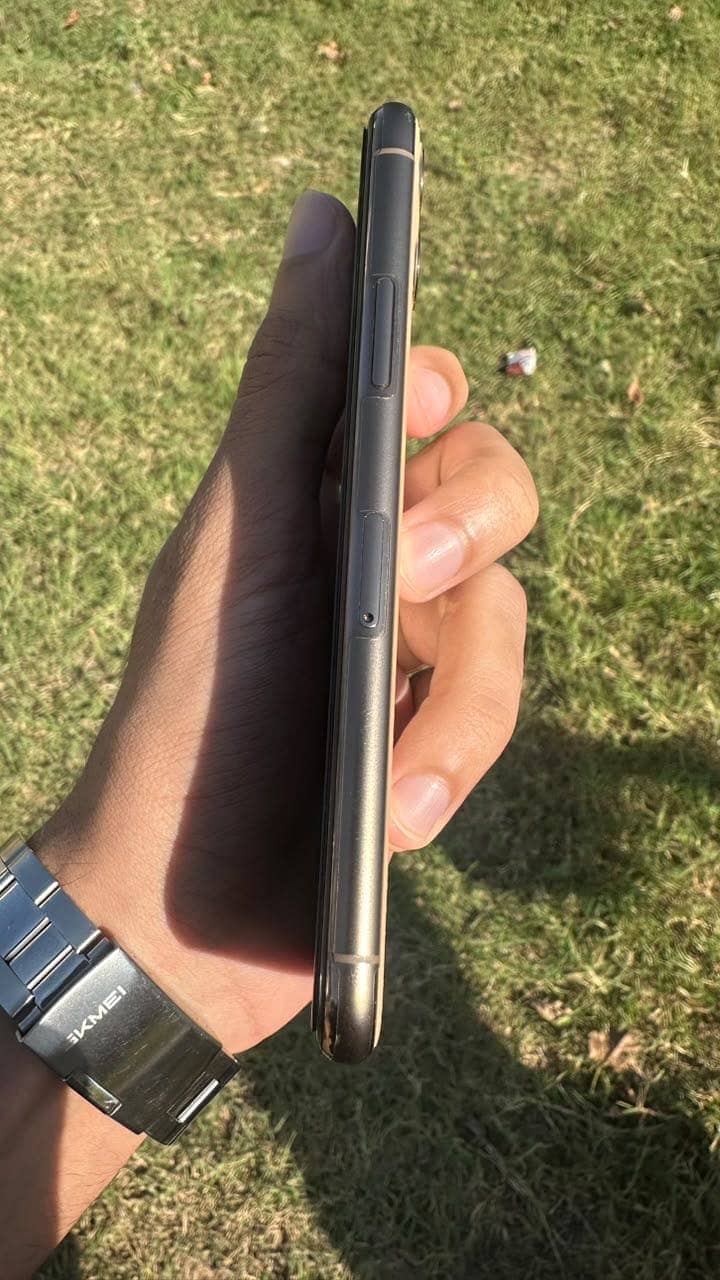 Apple iPhone 11 Pro 4