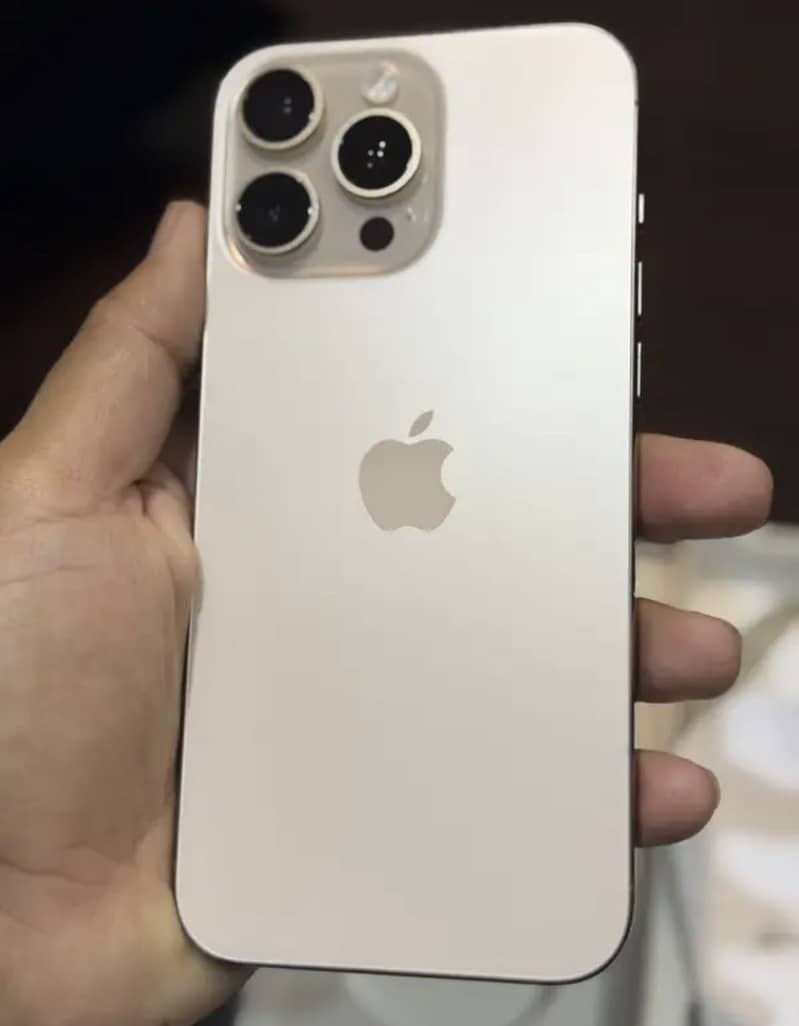 Apple iPhone 16 Pro Max 4