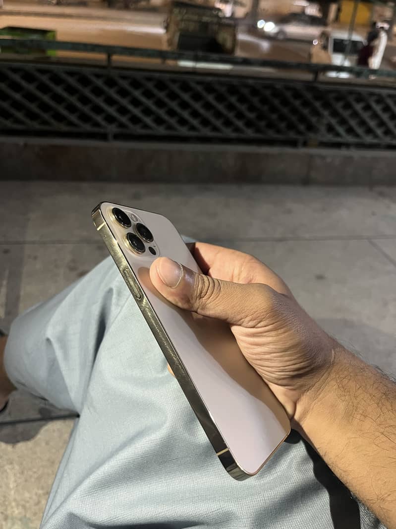 Apple iPhone 12 Pro Max 3