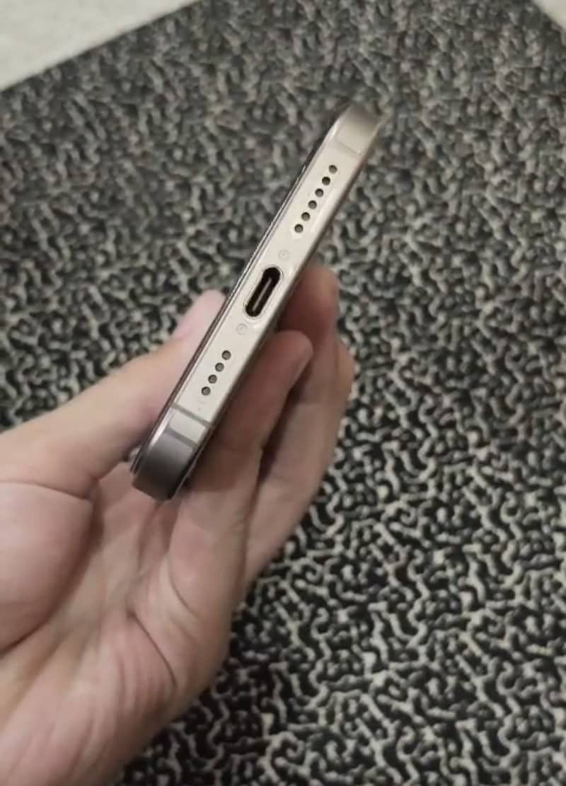 Apple iPhone 16 Pro Max 2