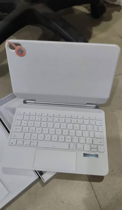 Ipad 11 gen A16 magic keyboard available