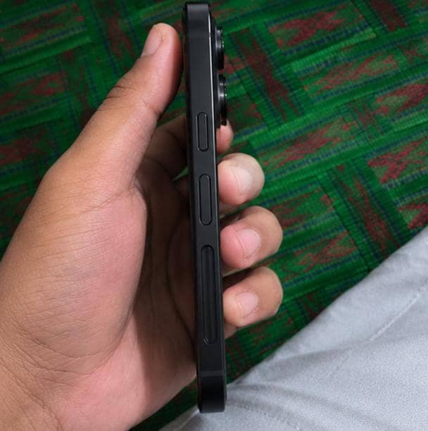 Apple iPhone 16 Pro Max 2