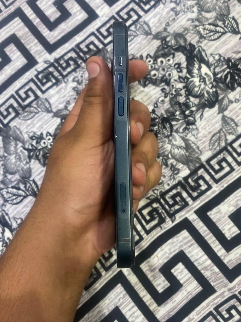 Apple iPhone 13 1