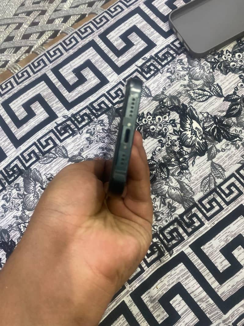 Apple iPhone 13 3