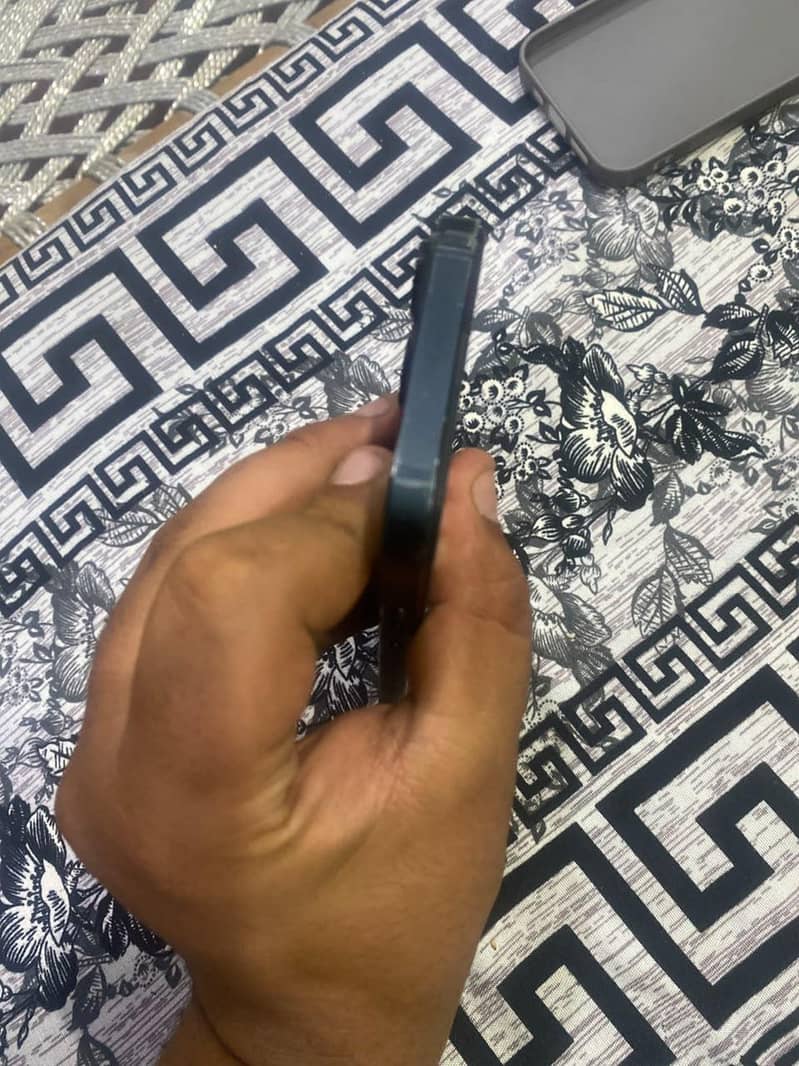 Apple iPhone 13 4