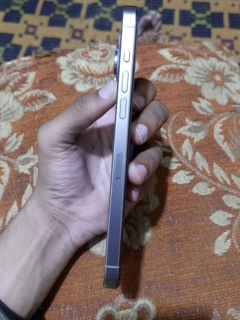 Apple iPhone 15 Pro Max 4