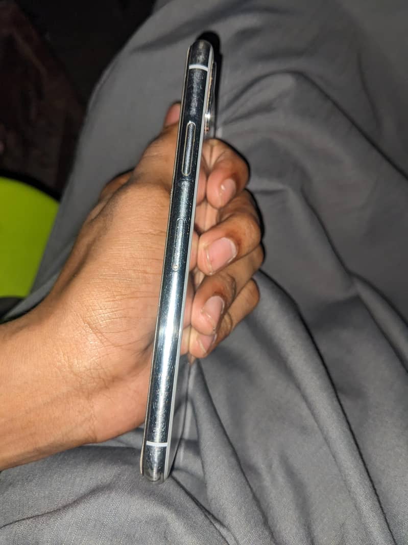 Apple iPhone X 4