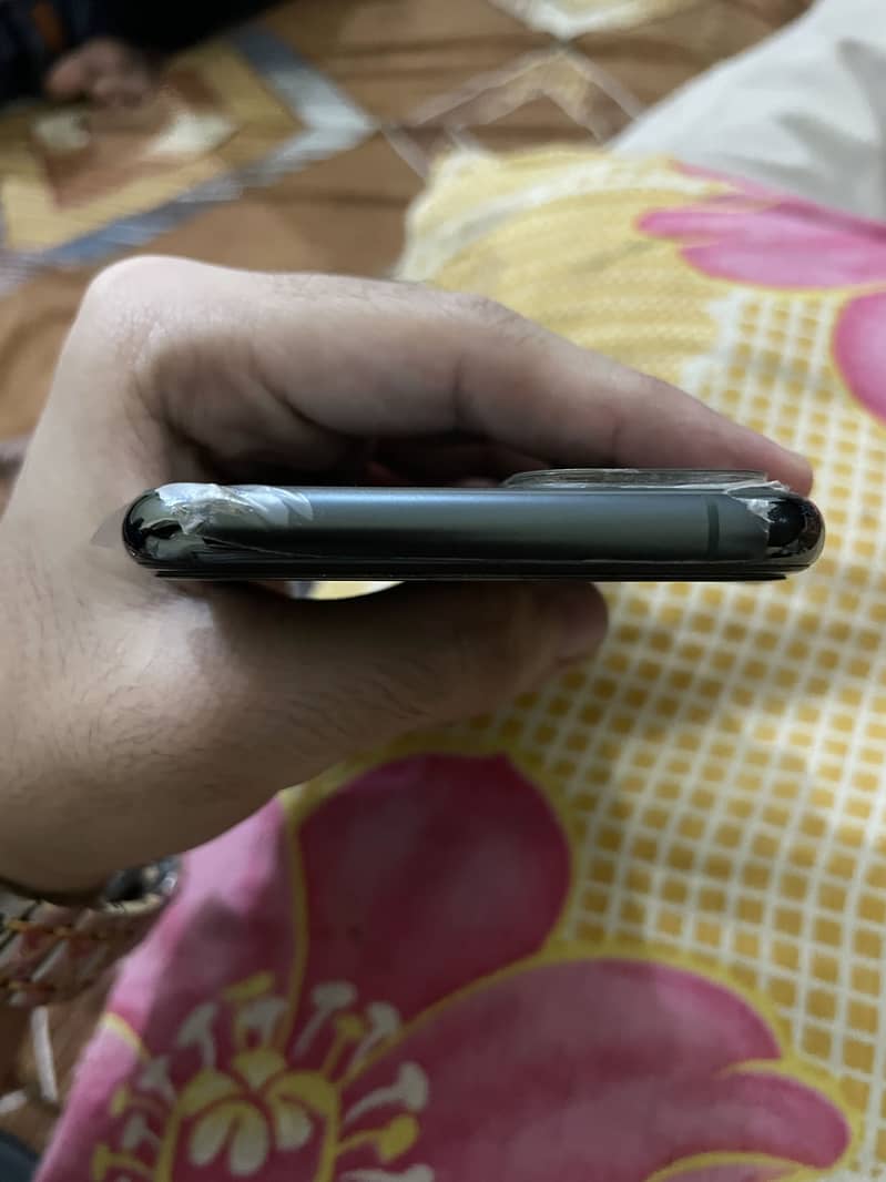 Apple iPhone 11 Pro 4