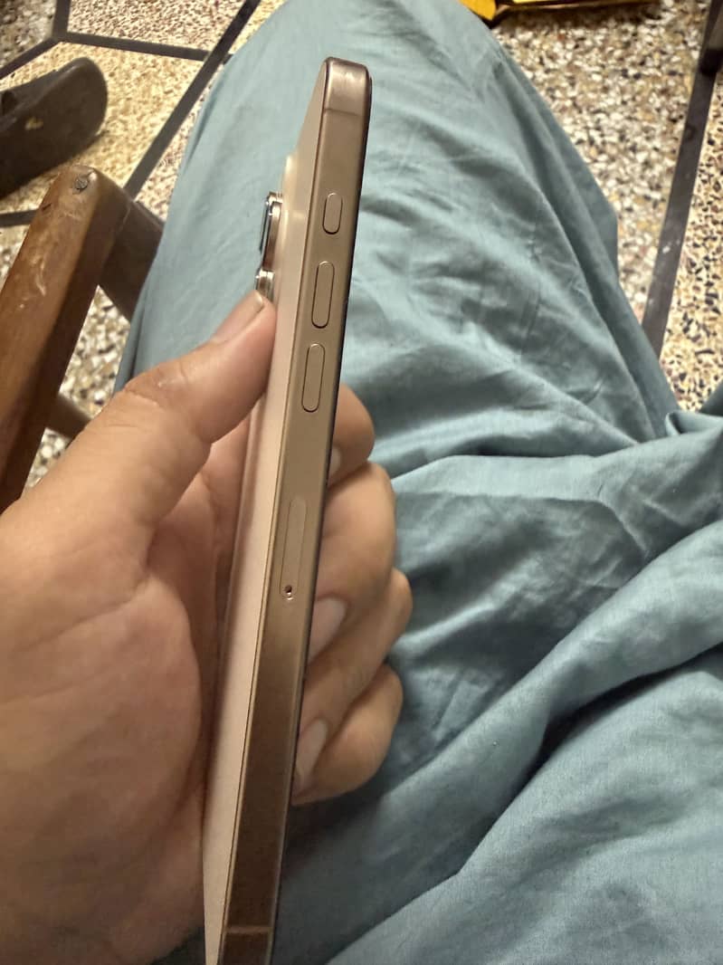 Apple iPhone 16 Pro Max 2