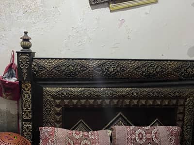 Bed set dresser and showpiece