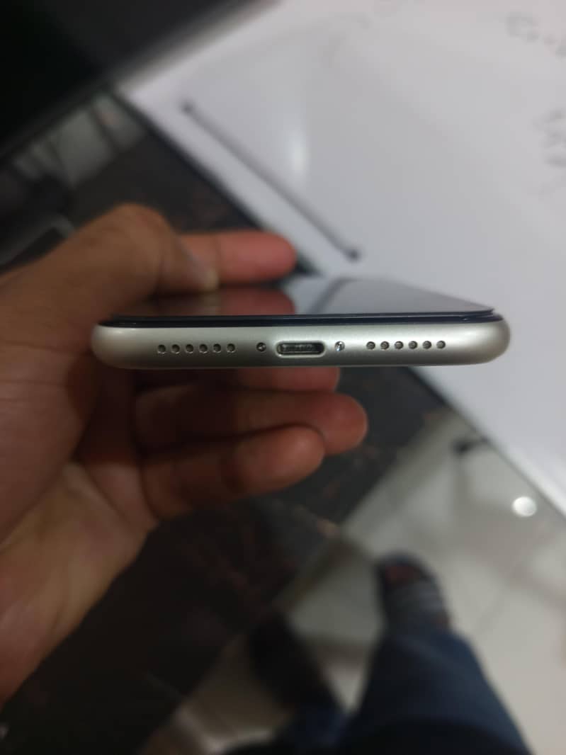Apple iPhone 11 3
