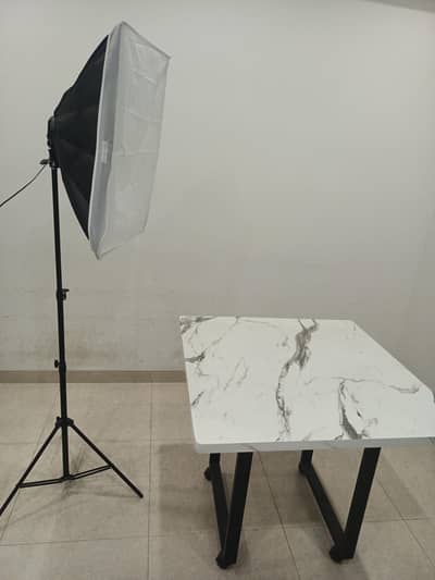 Studio Light with Stand and Table for Sale – Excellent Condition