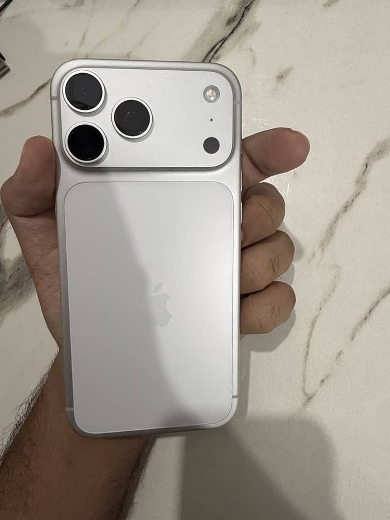 Apple iPhone 17 Pro Max 0