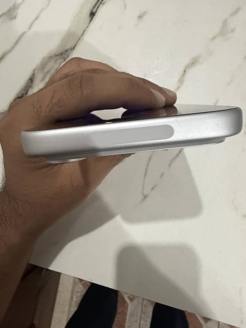 Apple iPhone 17 Pro Max 4