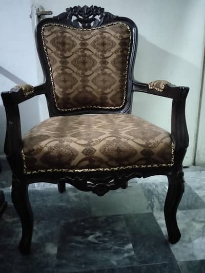 2:Beautiful Coffee Chairs And 2 Coffee Tables for sale urgently