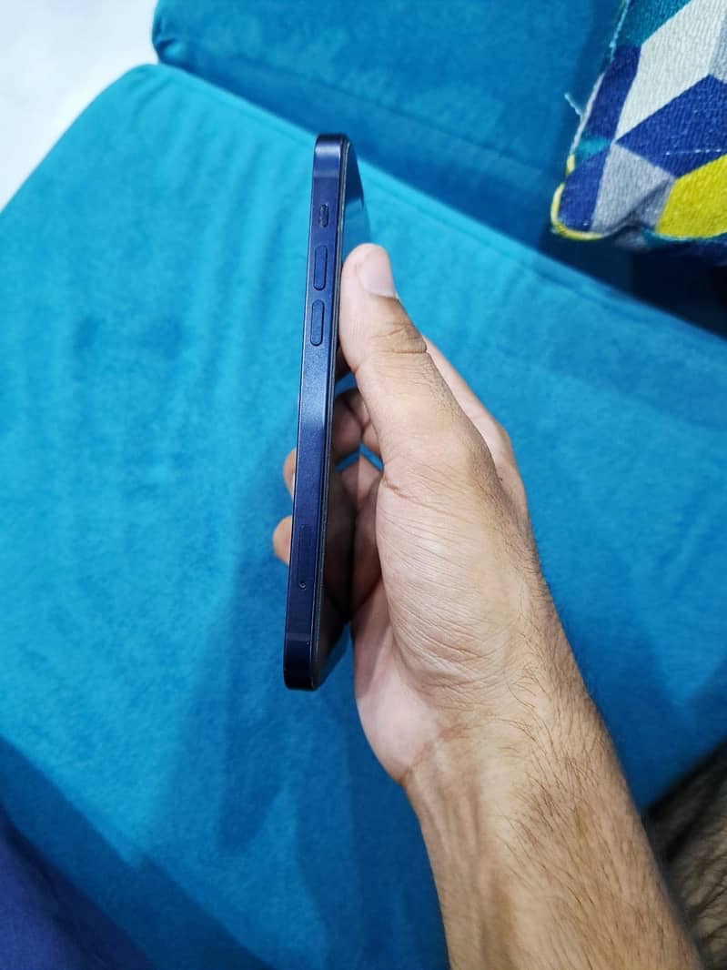 Apple iPhone 12 4