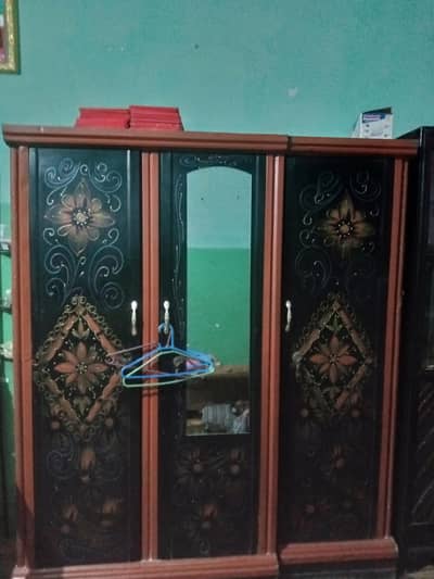 selling 3 door almari 1 divider 1 dressing table