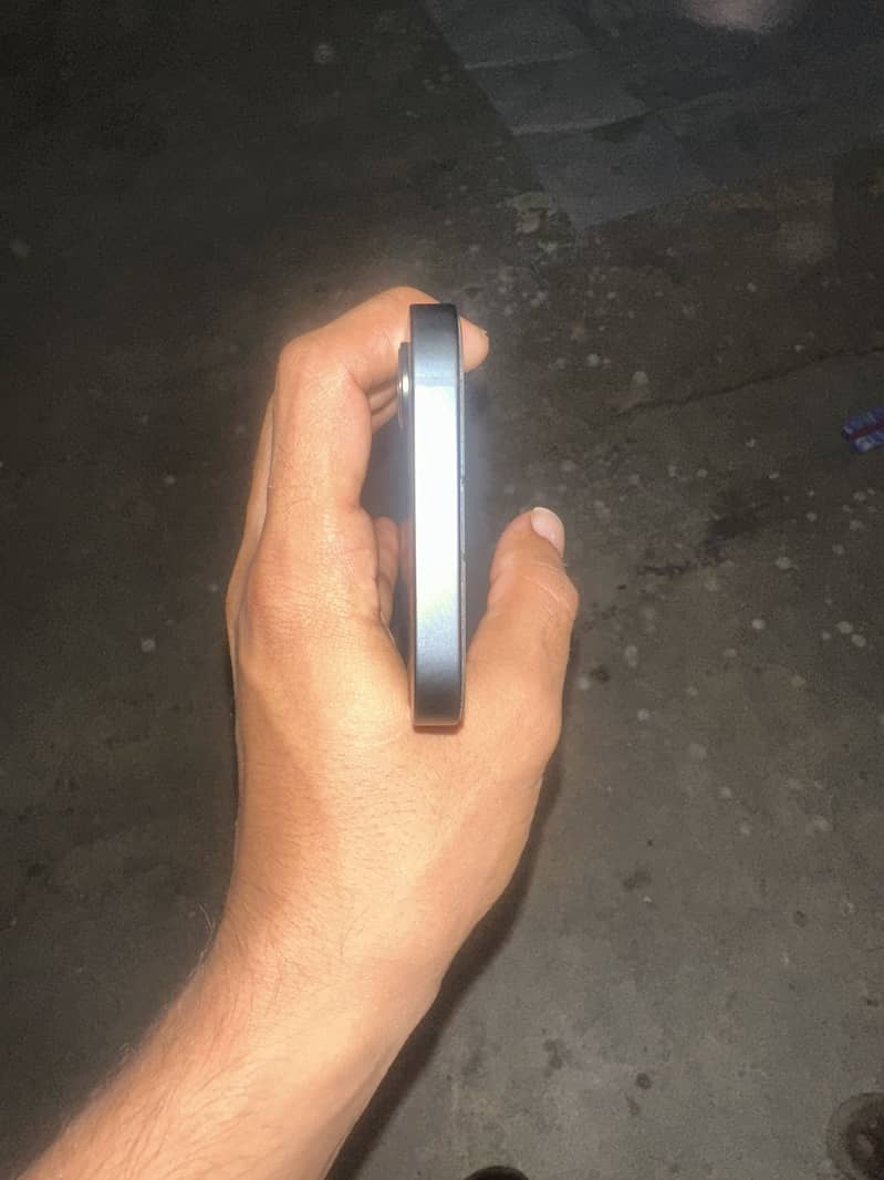 Apple iPhone 16e 3