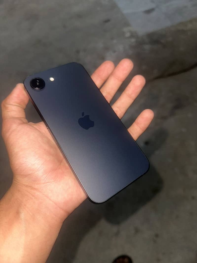 Apple iPhone 16e 2