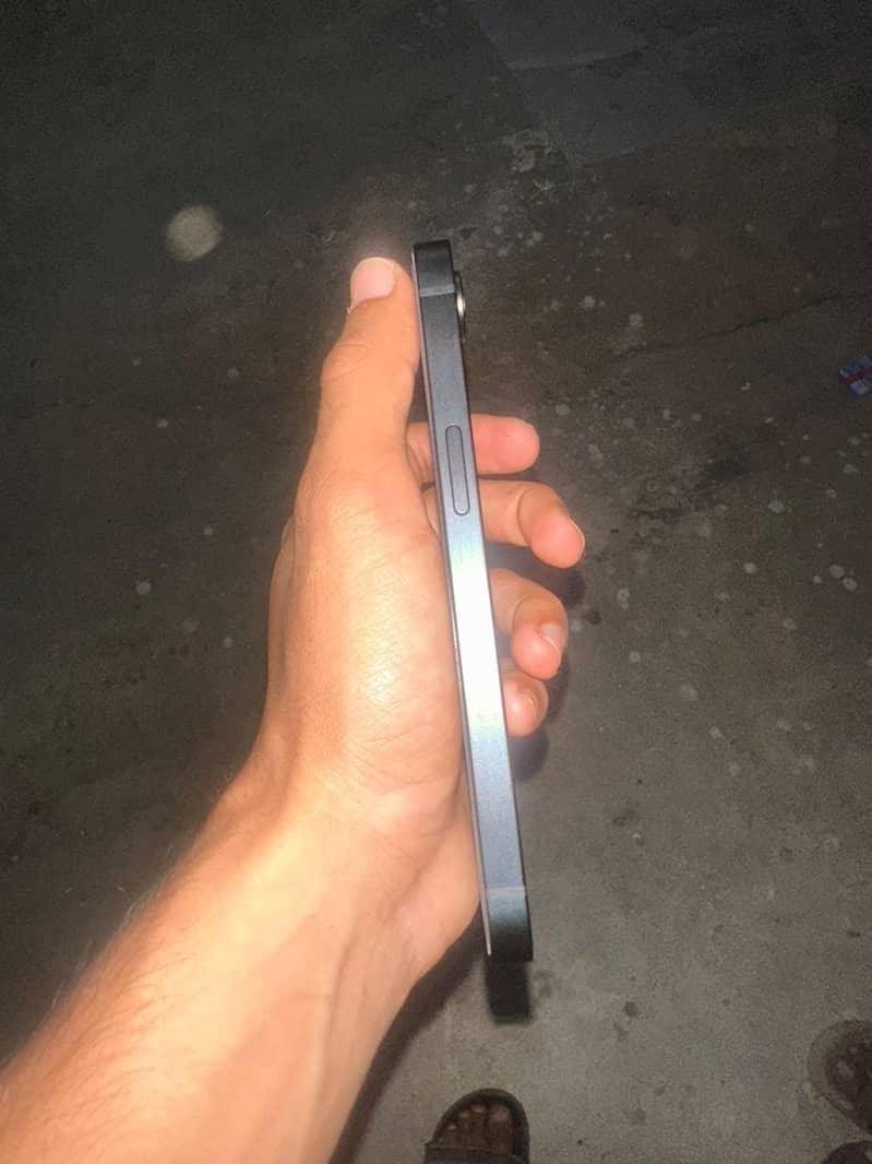 Apple iPhone 16e 3
