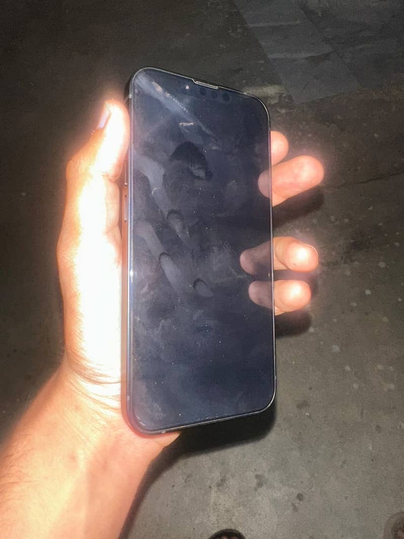Apple iPhone 16e 7