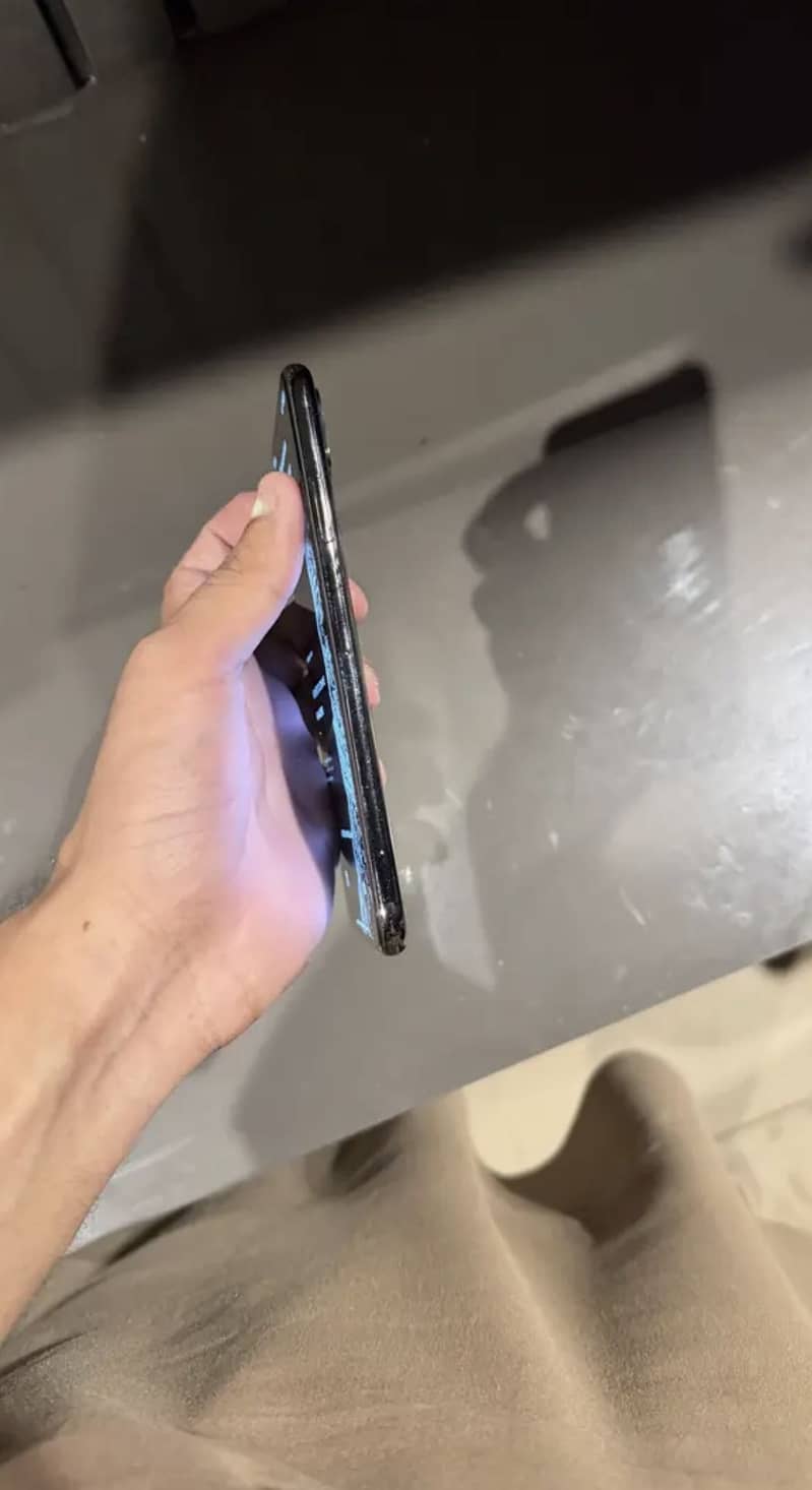 Apple iPhone XS Max 3