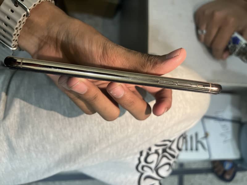Apple iPhone XS Max 7