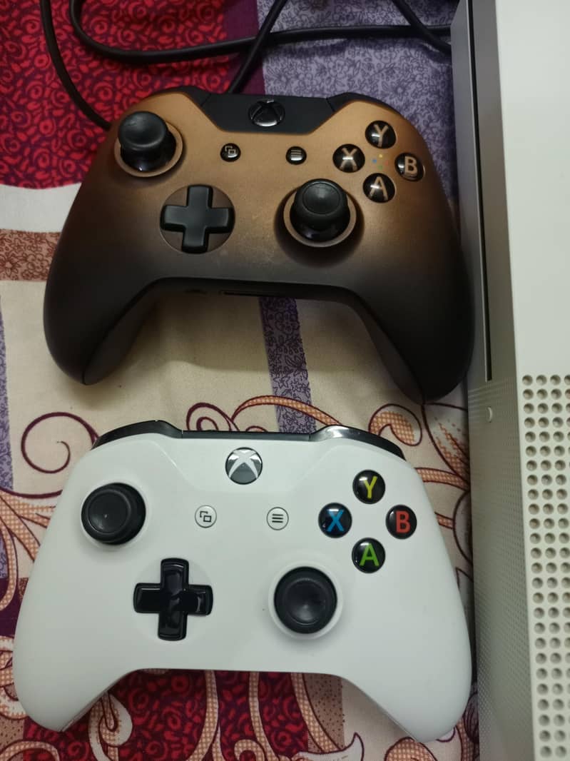 Xbox one s 1tb/2 controller 1