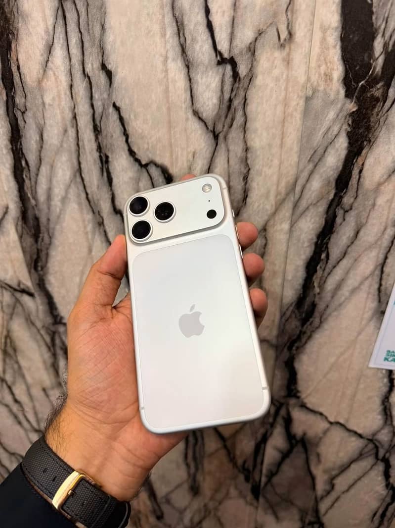 Apple iPhone 17 Pro Max 4