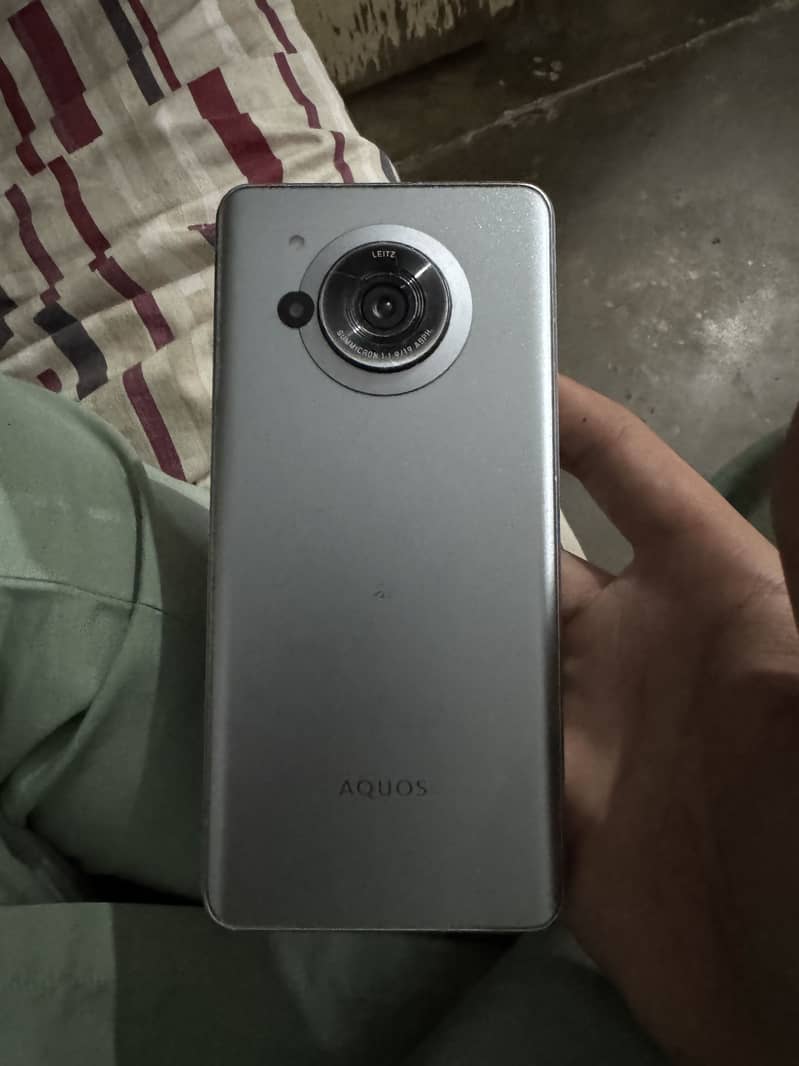 Sharp Aquos R2 4