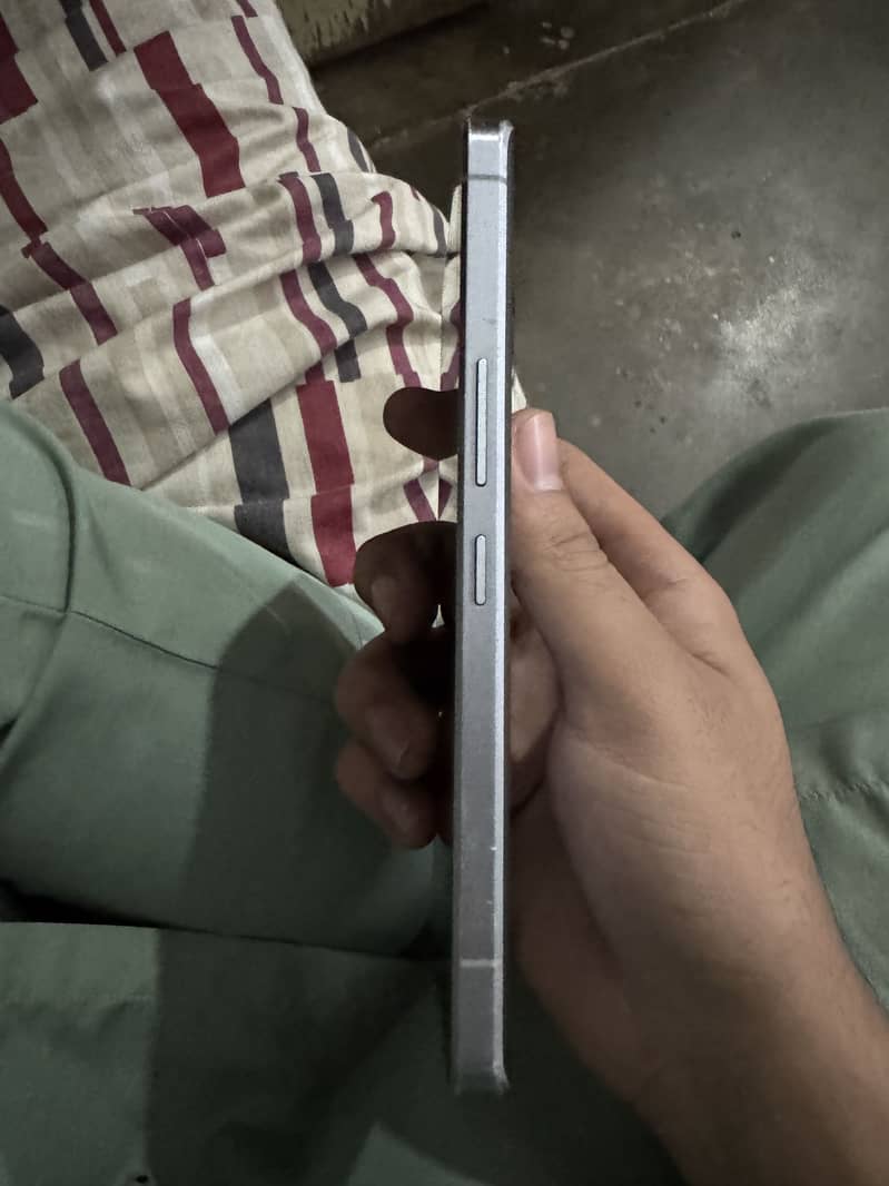 Sharp Aquos R2 5