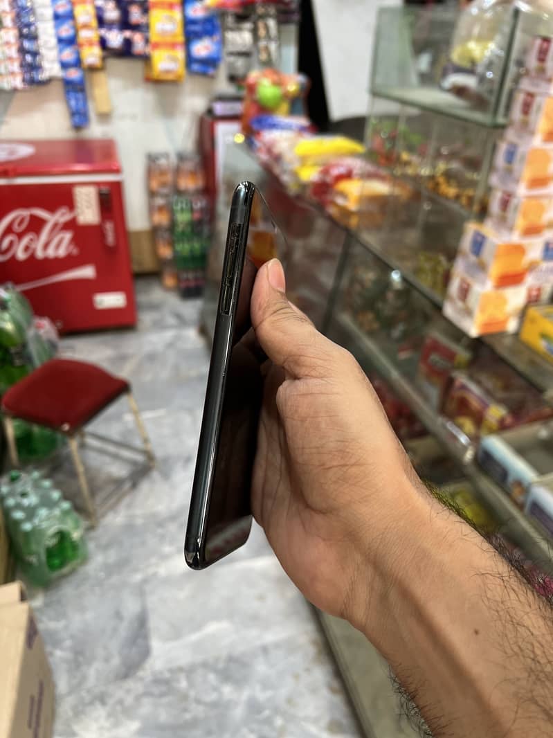 Apple iPhone 11 Pro Max 4