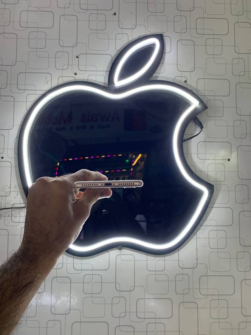 Apple iPhone 7 Plus 0