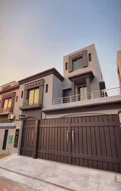 double kitchen 10 MARLA BEAUTIFULLY MAINTAINED HOUSE WITH GAS AVAILABLE FOR SALE IN BAHRIA TOWN LAHORE