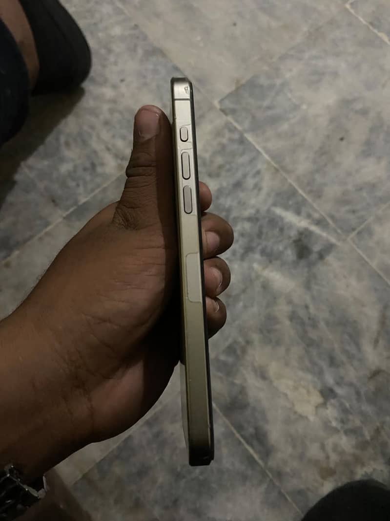 Apple iPhone 15 Pro Max 4
