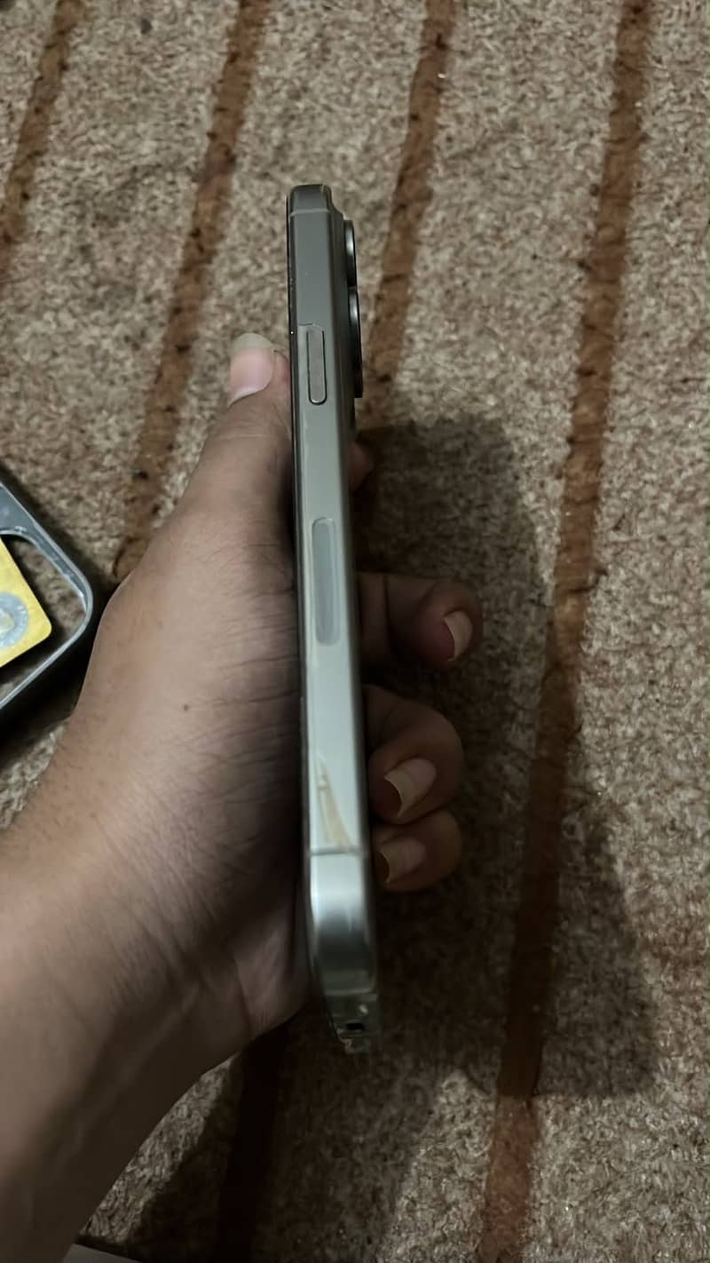 Apple iPhone 15 Pro Max 4