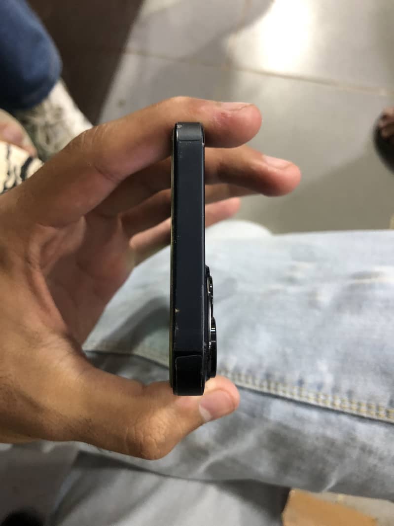 Apple iPhone 13 - Mobile Phones - 1120543197