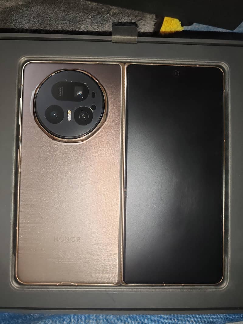 Honor Magic V5 4