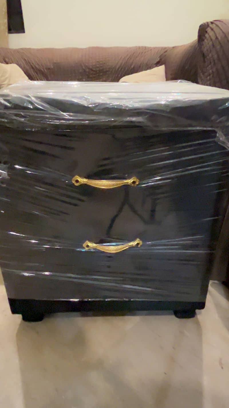 bed set with 2 side tables 2