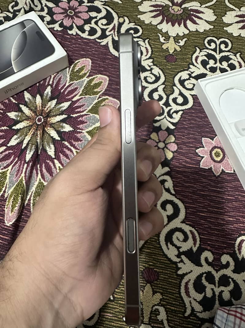 Apple iPhone 16 Pro Max 3