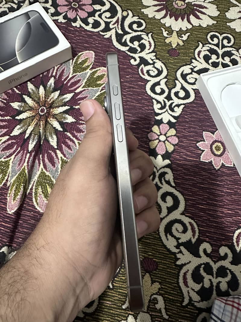 Apple iPhone 16 Pro Max 4