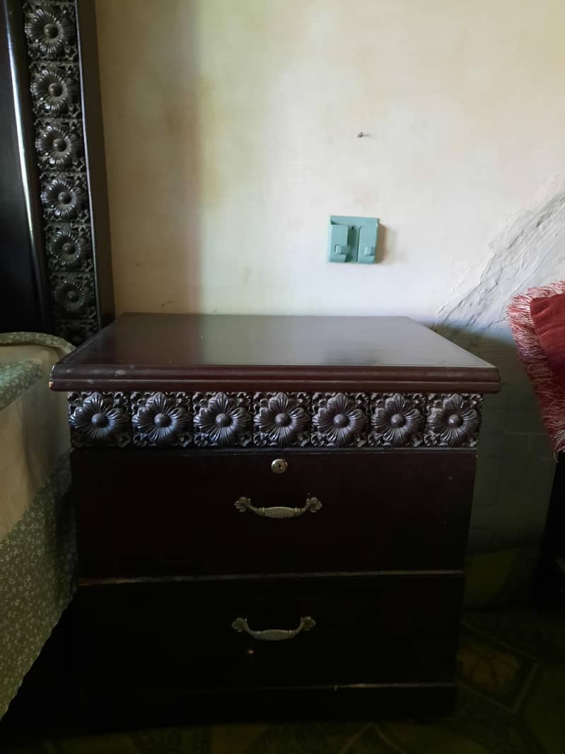 Double bed & dressing table 3