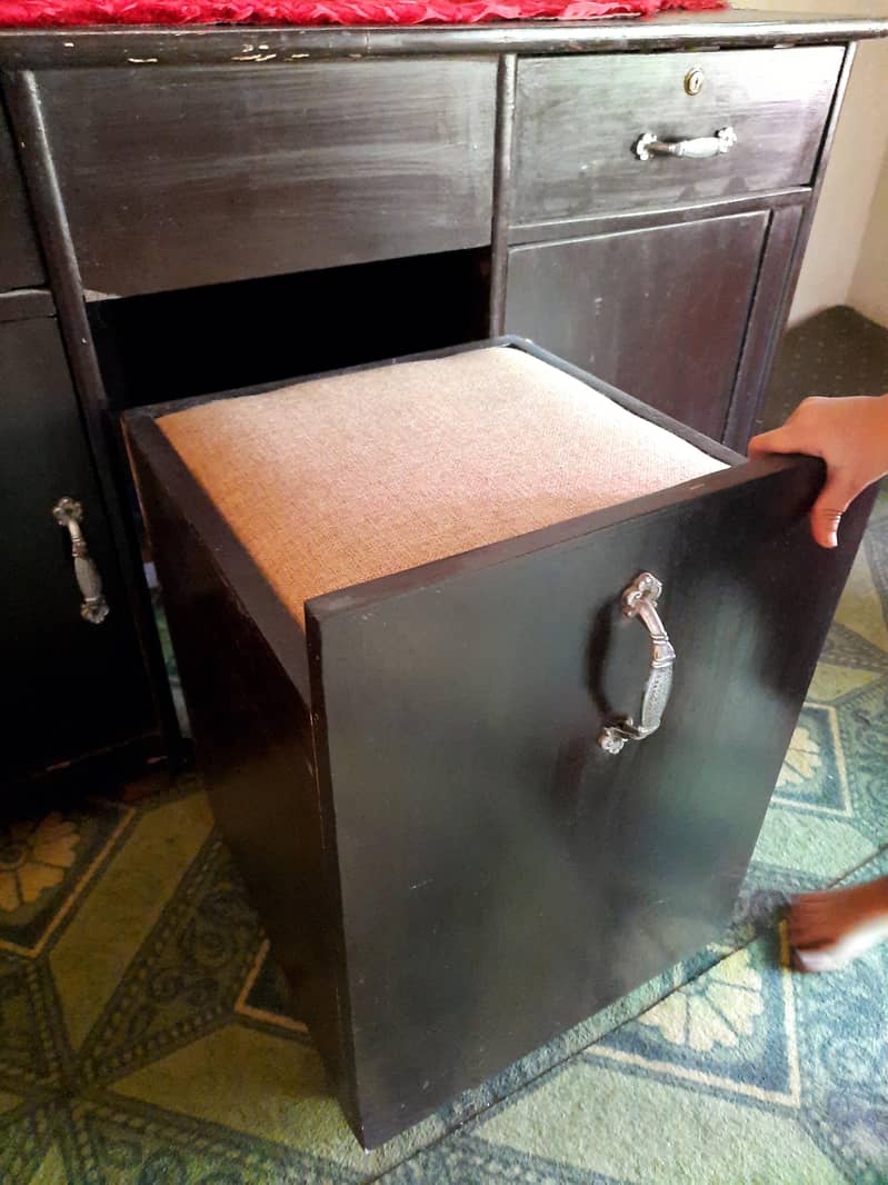 Double bed & dressing table 6