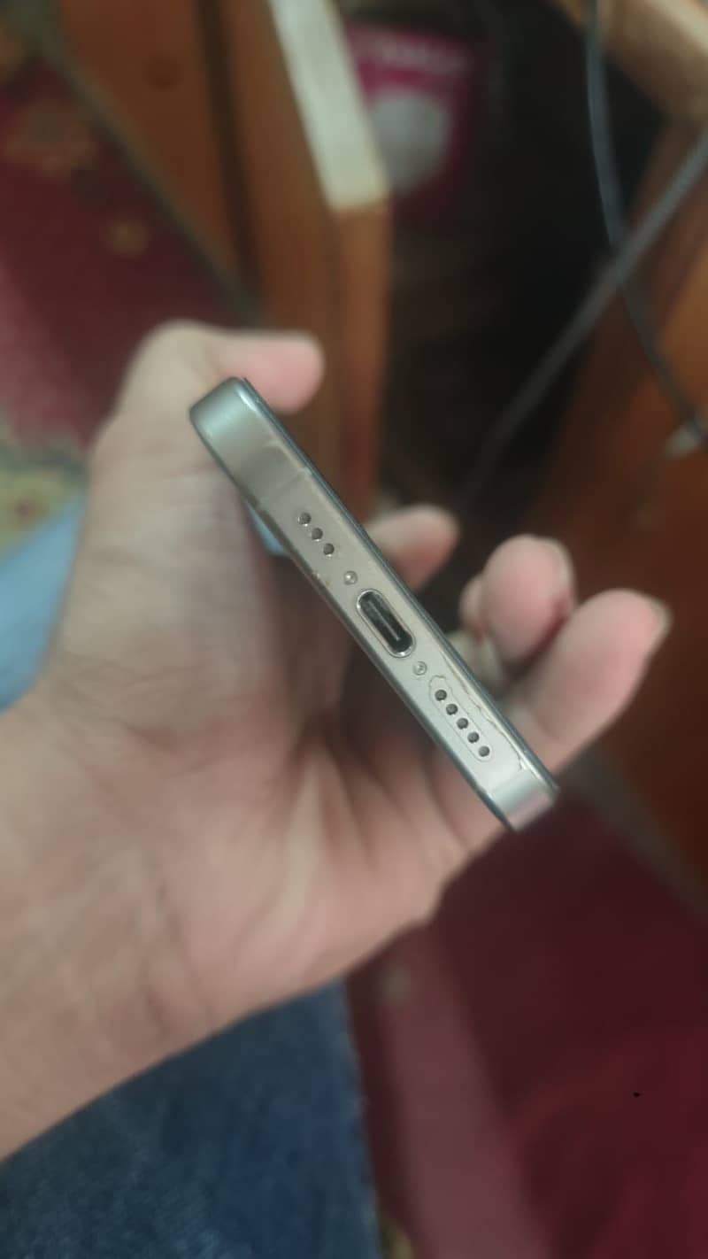 Apple iPhone 15 Pro 4
