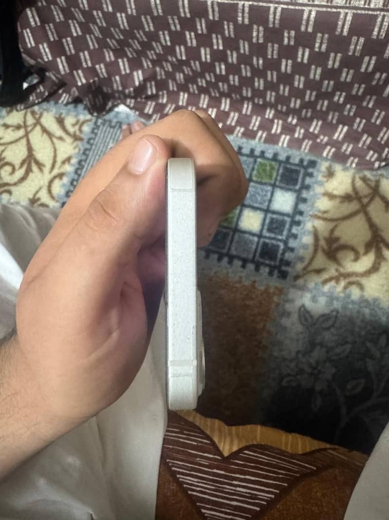 Apple iPhone 13 5