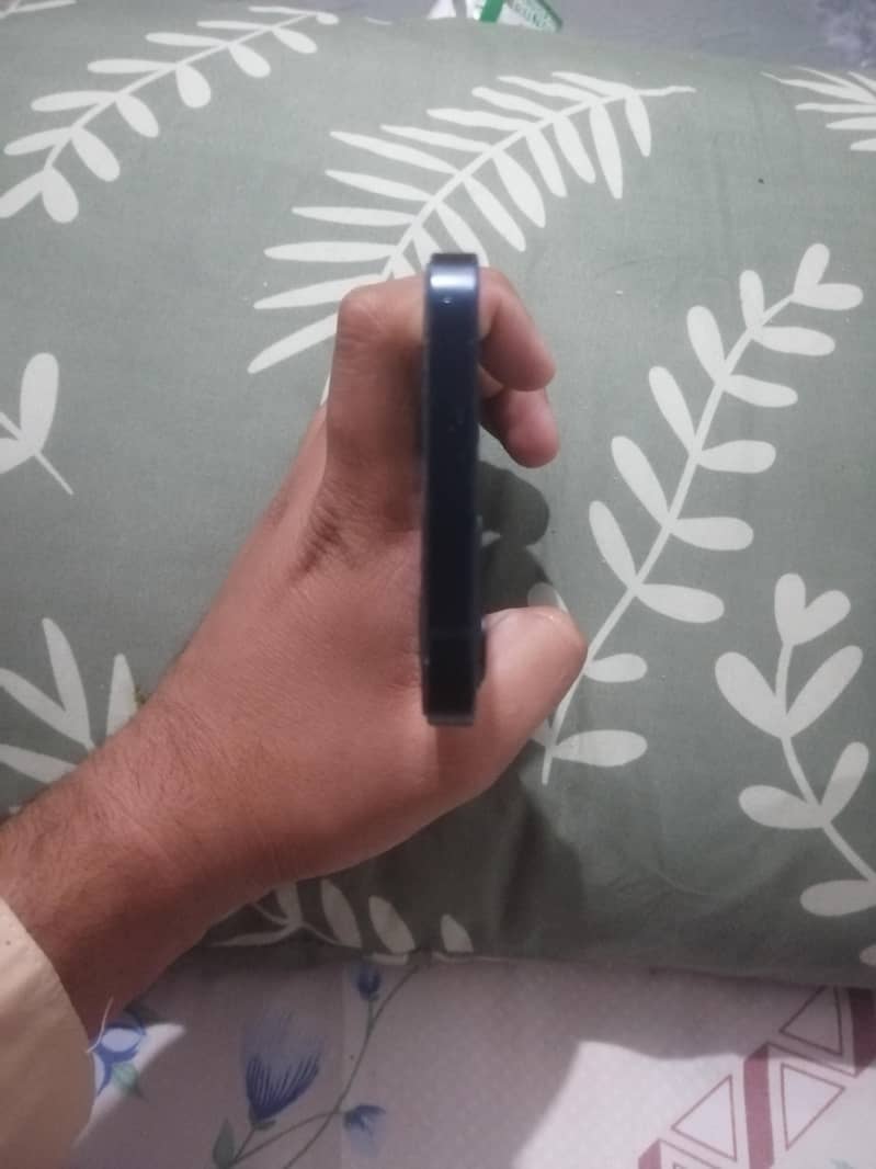 Apple iPhone 12 4