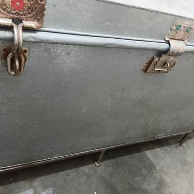 iron trunk/ peti along with it's stand available for urgent sale