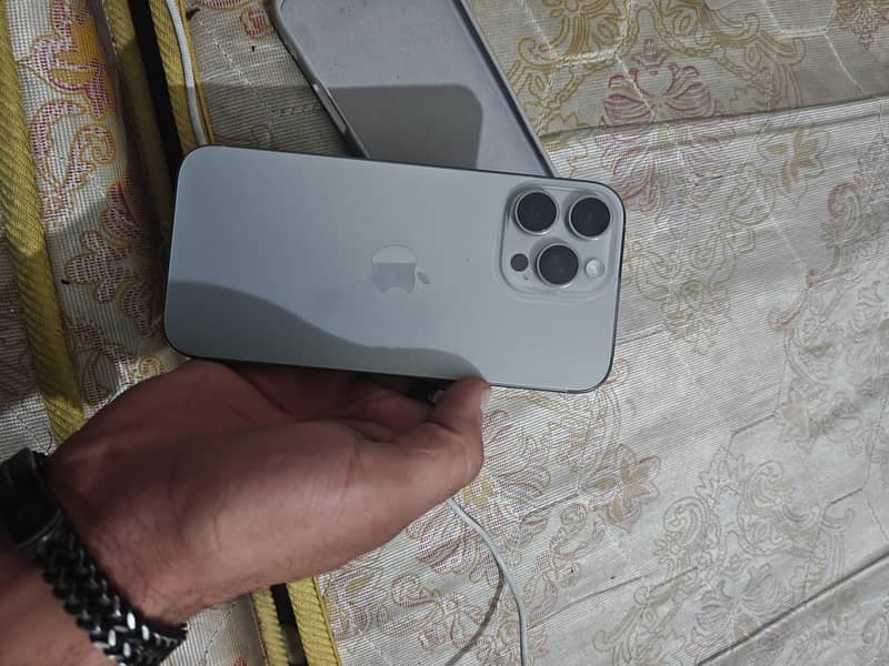 Apple iPhone 16 Pro Max 4