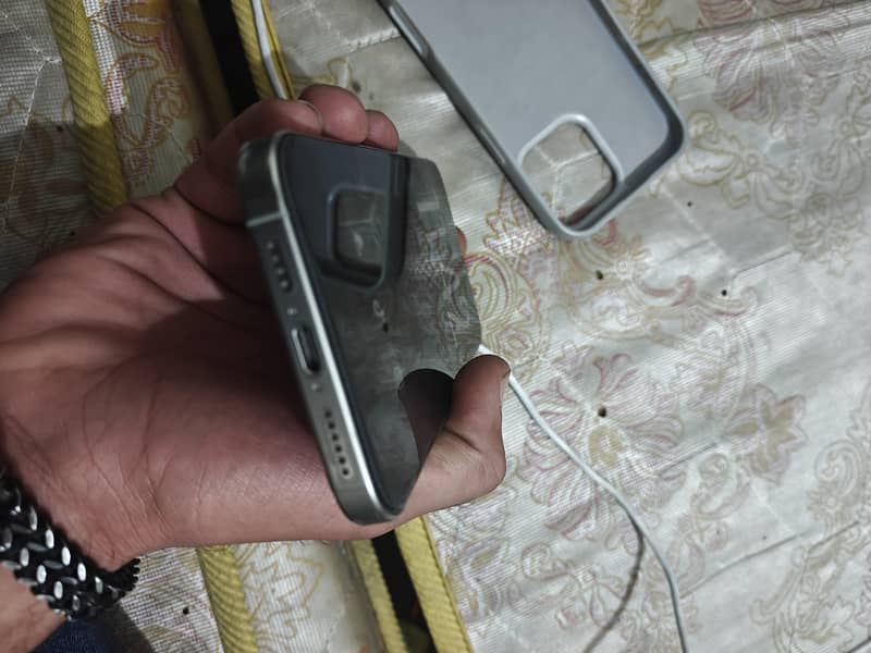 Apple iPhone 16 Pro Max 9