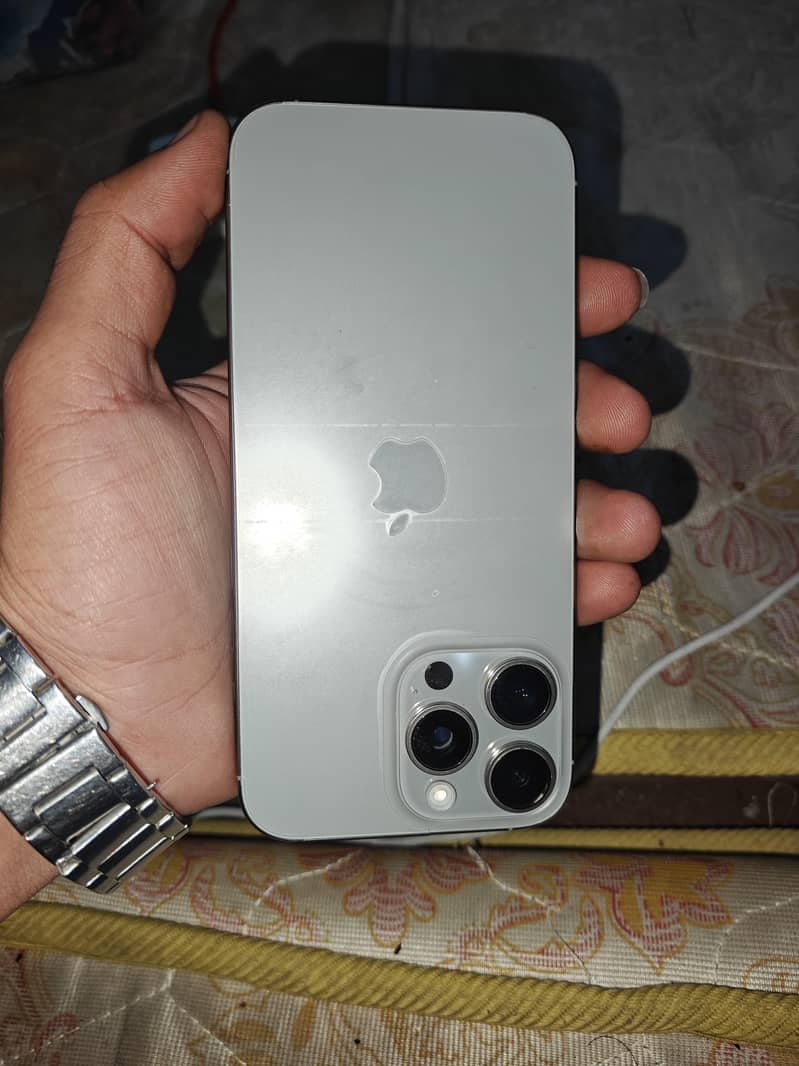 Apple iPhone 16 Pro Max 10